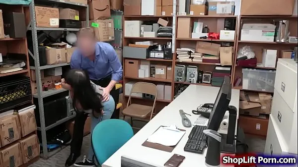 Populære Busty latina teen is an employee of the store and suspected for helping friends steal officer tells her he wont call the police if she do what he officer sucks her tits and he then lets her throat his cock before fucking her pussy klipp videoer