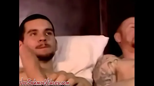 Vídeos de Macho amateur ayuda a su amigo durante la masturbación clips calientes