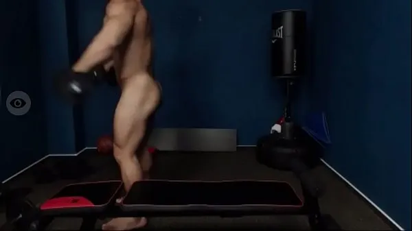 مقاطع فيديو ساخنة Naked guy lifting weights