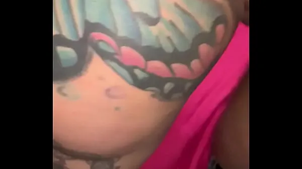 Vidéos Un coq cubain baise le cul tatoué clips populaires