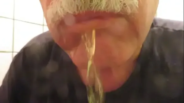 Un vero cocktail deve essere la cameriera con Piss from a Cockclip video hot