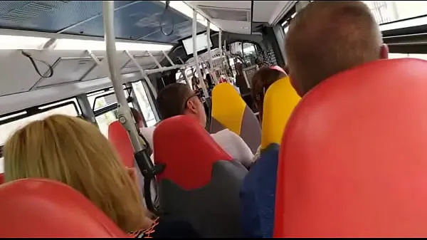 Vídeos Jerking in the public bus populares