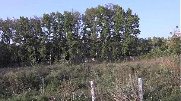 Vidéos La brune aime se promener dans les lieux publics en jupe courte sans culotte, puis se masturber à l’extérieur clips populaires