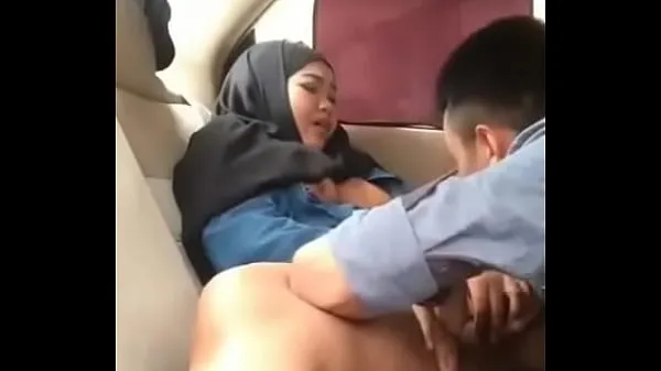Heta Hijab girl in car with boyfriend klipp Videor