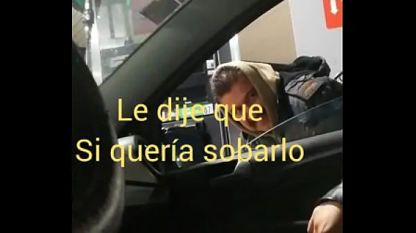 Mostrando il suo culo alla stazione di benzina cornuta che registraclip video hot