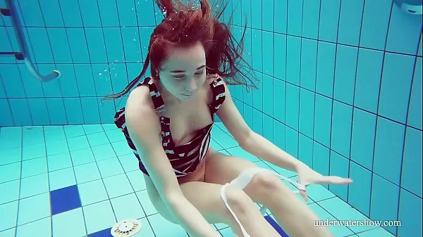 Vidéos va nue dans la piscine publique clips populaires