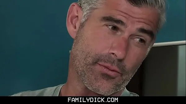 Vidéos Silver Fox Stepdad séduit son beau-fils lors de sa nuit de noces clips populaires