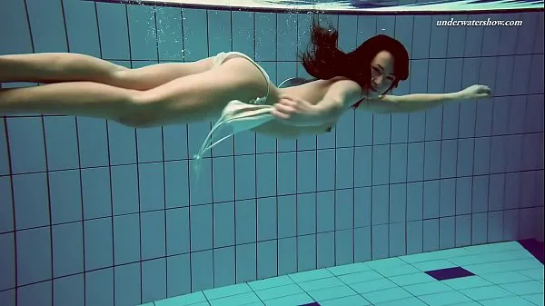 Vidéos La plus chaude jeune fille Alla dans la piscine clips populaires