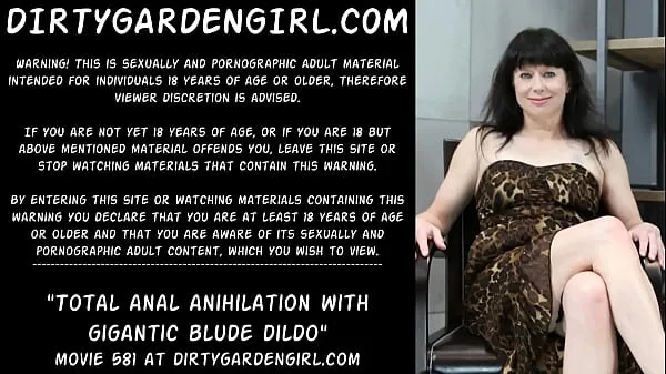 Il dildo gigante distrugge totalmente il buco del culo di Dirtygardengiril e le fa spingere il suo prolasso analeclip video hot