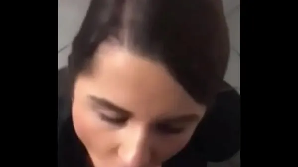 Vidéos Crystina Rossi donne la tête à un étranger bbc dans les toilettes clips populaires