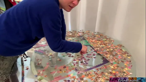 Stepmom is focused on her puzzle but her tits are showing and her stepson fucks her Video klip panas