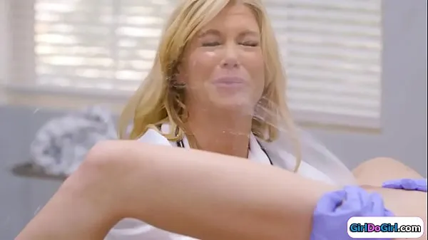 Vidéos Un médecin inconscient se fait gicler au visage clips populaires
