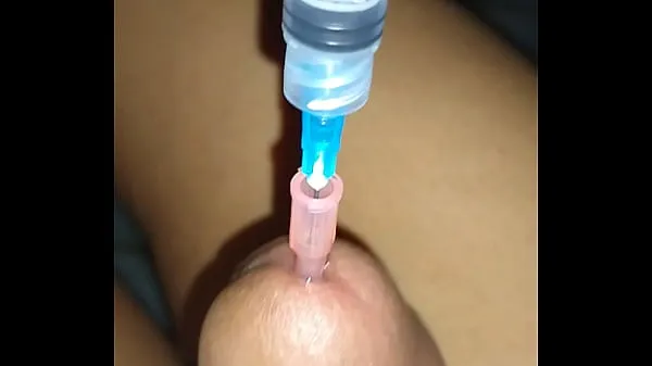 Vroči Injecting water into my penis with a catheter posnetki Video posnetki