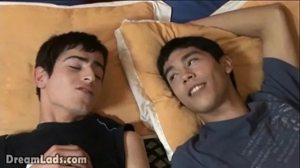 Video klip Hot Latin twinks prefer crazy fucking to fighting panas