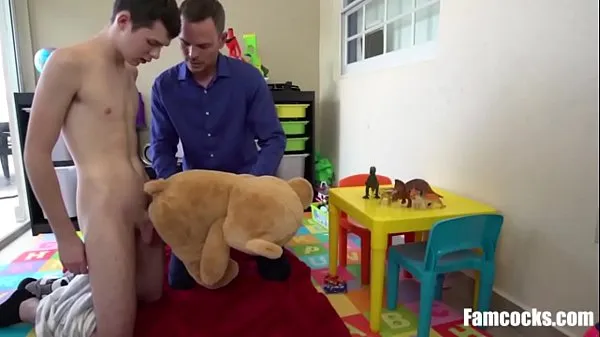 Vroči step Dad Gets A Teddy Bear As Fuck Toy posnetki Video posnetki