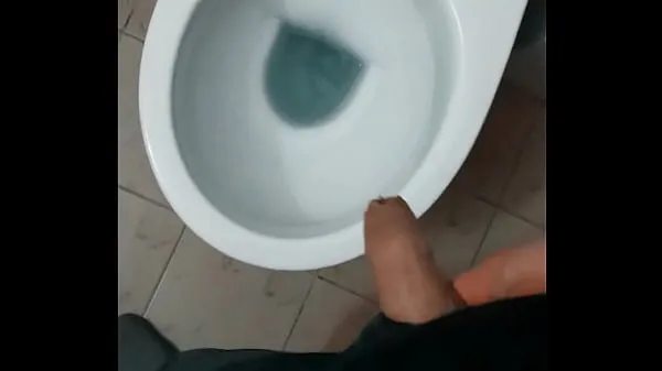 مقاطع فيديو ساخنة Pissing in a friend's house