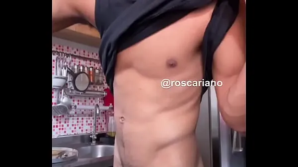 Vídeos de ROSCARIAN MOSTRANDO EL RODILLO clips calientes