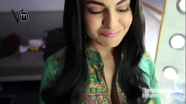 Hot Veena Malik in Vanity Van clips Videos