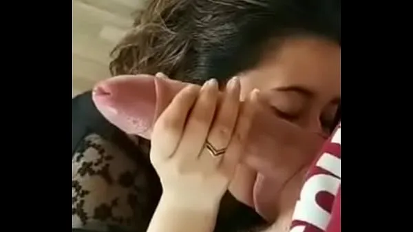 Vídeos de Chica amateur chupa sus bolas y su enorme polla clips calientes