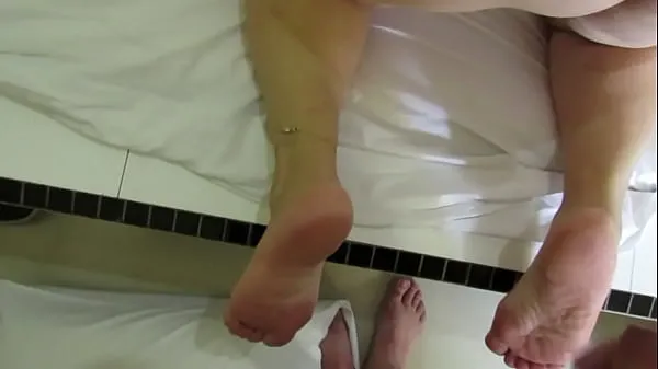 Vidéos Se masturber aux pieds de la mature en BH clips populaires