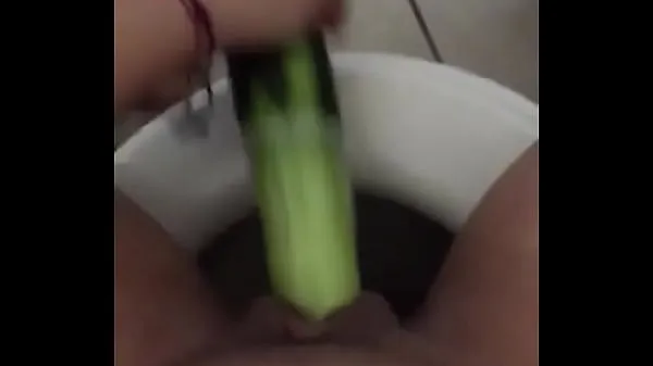 Vídeos de Mi esposa metiéndose un pepino clips calientes