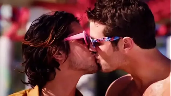 Heiße Beau Mirchoff und Avan Yogia Gay Kiss aus der TV-Show Now ApocalypseClips-Videos