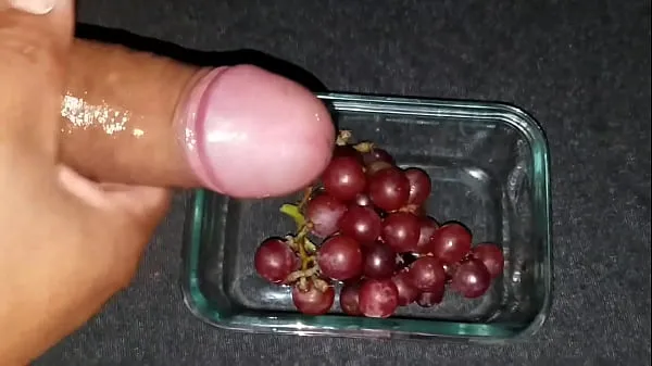 Vídeos de Unloading my fresh Cum over my juicy grapes. Delicious summer snack clips calientes