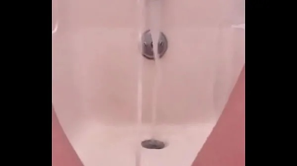 Hotte 18 yo pissing fountain in the bath klip videoer