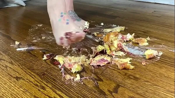 ホットな Frannie Feets Absolutely Crushes Pastries With Sexy Bare Feet クリップのビデオ