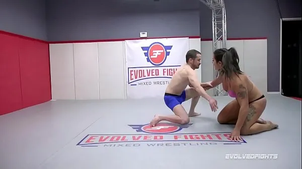 Vídeos de Miss Demeanor dominando en un combate de lucha desnuda contra un chico y luego le clava el culo sin piedad clips calientes