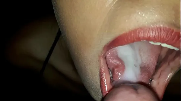 Heiße Toller Blowjob von meiner kleinen versauten Schwester, ich lasse die Milch in ihrem HalsClips-Videos