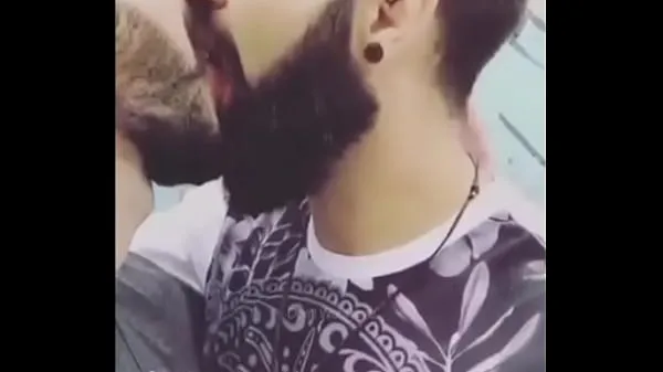 Vídeos Beijo gay quente entre dois caras barbudos populares