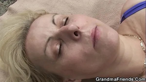 Heta Blonde granny double penetration on the beach klipp Videor