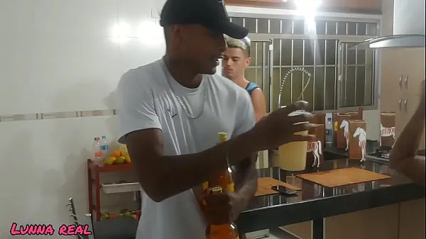 Sıcak Meu Marido Foi Corno Enquanto Estava Na Sala Com Os Amigos (COMPLETO NO RED klip Videolar