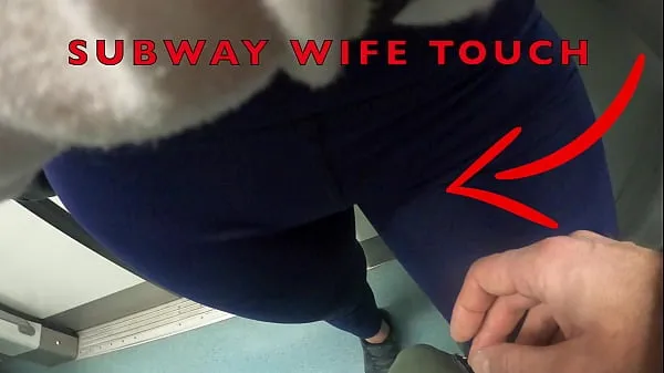 Vroči My Wife Let Older Unknown Man to Touch her Pussy Lips Over her Spandex Leggings in Subway posnetki Video posnetki