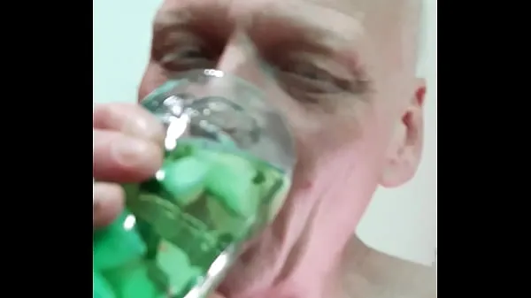 XXX Duk et David, Duk faisant pipi dans un verre, David jouit dans un verre pour que Duk mange meilleurs clips