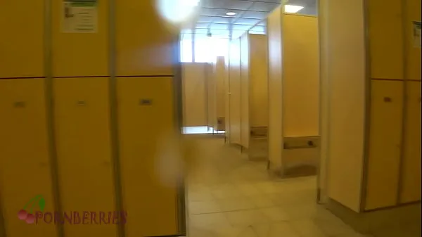 Vidéos Expérience gay dans les vestiaires d'une piscine publique clips populaires