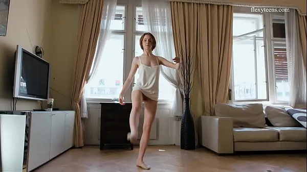 مقاطع فيديو ساخنة Redhead Belarusian babe Milla spreading legs