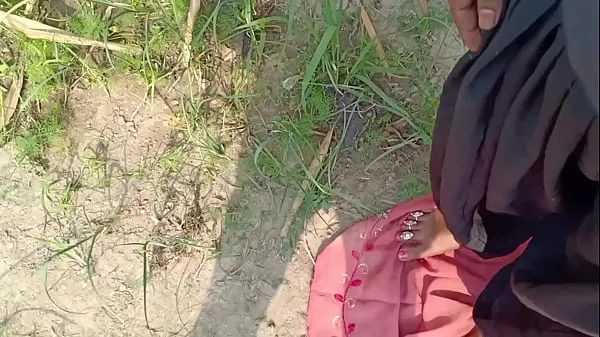 Vidéos La tétine de la petite amie du village est pressée en appuyant sur l'eau de la chatte pour enlever clips populaires