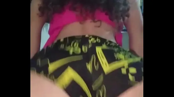 Wife wiggling in shorts clip hấp dẫn Video