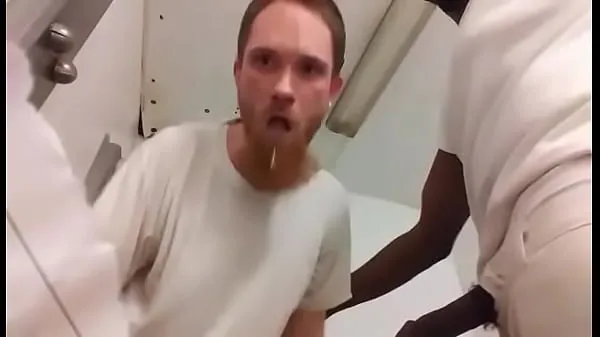 Vidéos Un mascotte de la prison baise un punk de prison blanc clips populaires