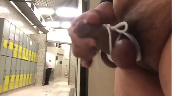 Vídeos Dick flash and jerk off in a public toilet populares