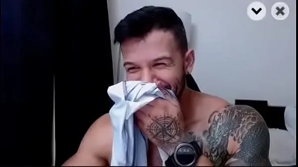 مقاطع فيديو ساخنة Muscle guy shoots cum live