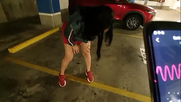 ragazza arrapata si sditalina la figa nel parcheggio del centro commercialeclip video hot