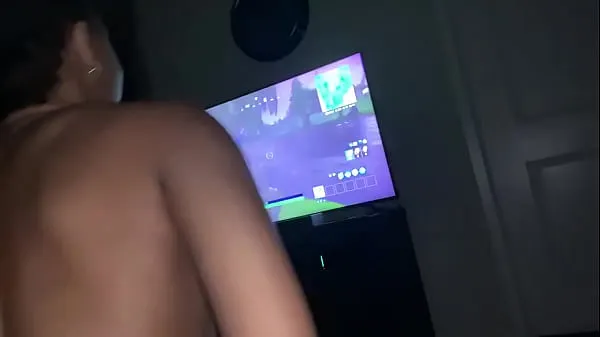 Vidéos Mon voisin AIME JOUIR DANS MA CHATTE pendant qu'il joue à son jeu vidéo clips populaires