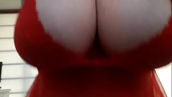 Vídeos de TETONES EN CAMISOLIN ROJO clips calientes