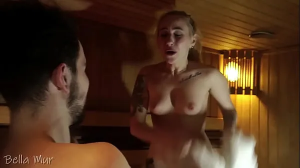 Hotte Curvy hottie fucking a stranger in a public sauna klip videoer