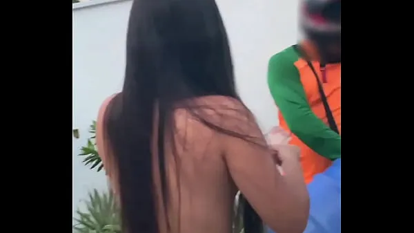 Vidéos Une femme coquine a reçu le livreur d'eau totalement nu à la porte de sa maison Praia de Pipa (RN) Luana Kazaki clips populaires