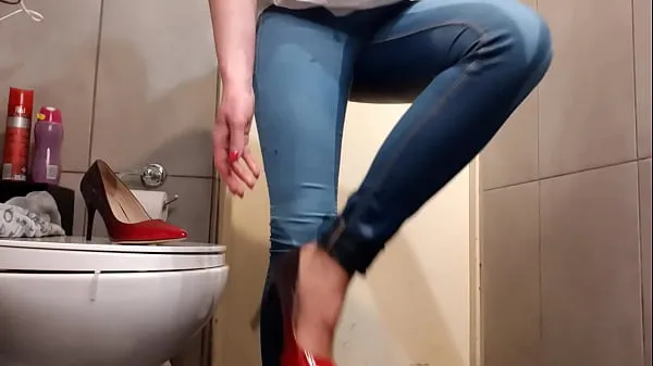 Heiße Zusammenstellung von Befeuchten meiner Jeans und Ausgießen aus meinen High Heels und HosenClips-Videos