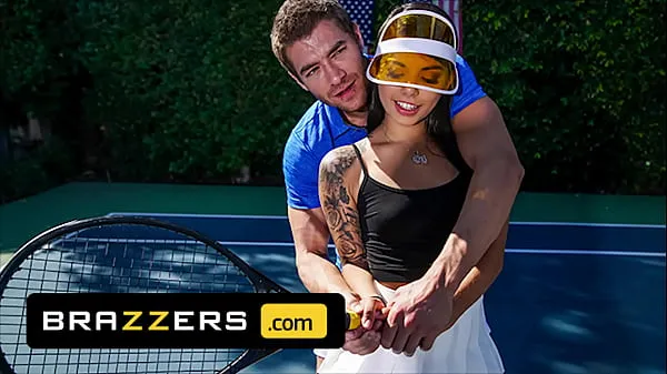 Heiße Xander Corvus) Massages (Gina Valentinas) Foot To Ease Her Pain They End Up Fucking - BrazzersClips-Videos